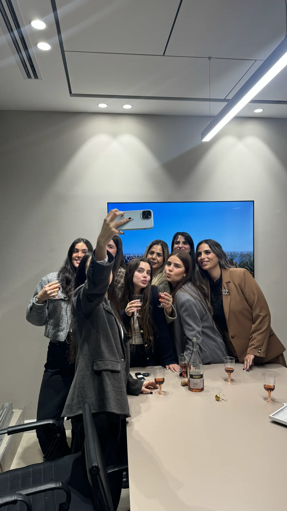 סלפי קבוצתי עם כוסות שתייה, רגע לפני חלוקת התעודות